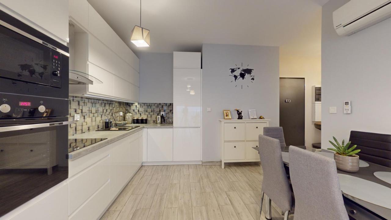 Family House Near The Market Square -Perfect For Family & Business Stays - Ksiecia Witolda Street 500 Steps To Market Square - 2 Bedrooms,2 Parking Places Wroclaw Ngoại thất bức ảnh